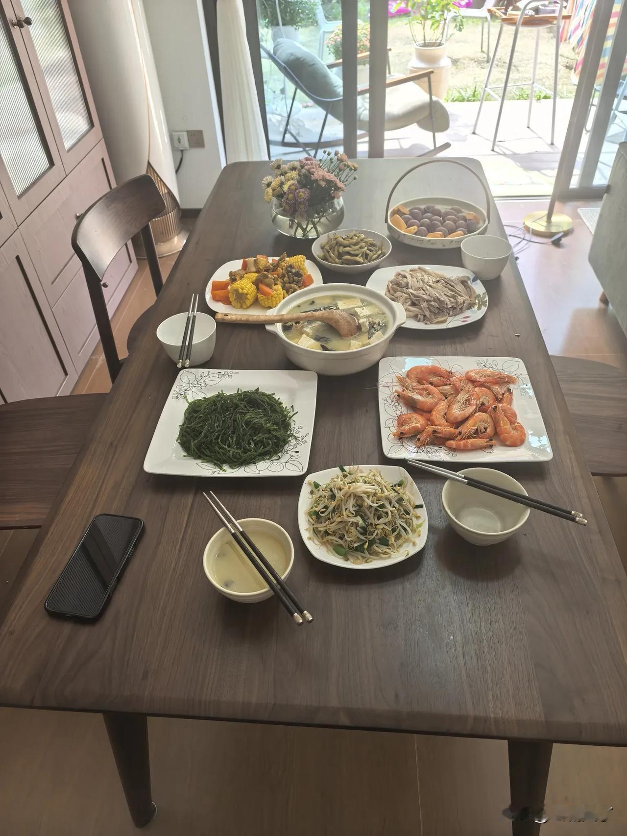 托深圳表姐的福，搬新家这么久以来，第1次吃到了正儿八经的一顿饭。

上午和表姐一