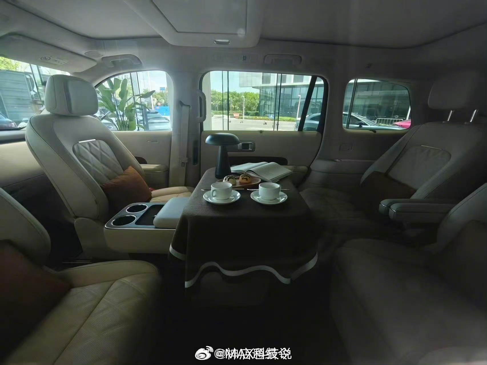 小米澎程实车内饰生图就这么出来了，客厅模式，双前排旋转后对坐，空间很大。这个米色