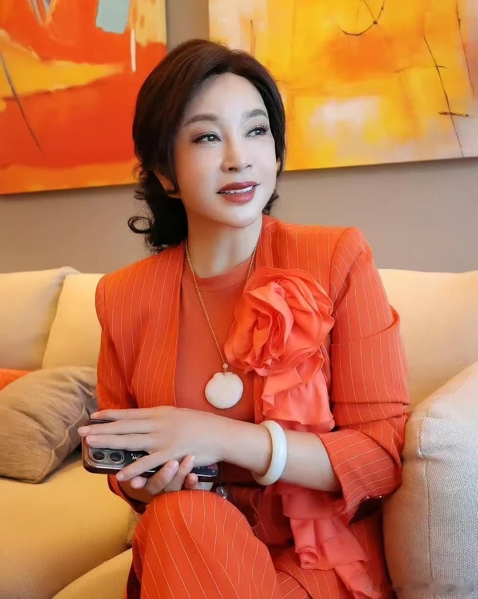 难怪毛戈平还愿意亲手，为 75岁刘晓庆画巜武则天》妆，不是现在刘晓庆年龄更适合演