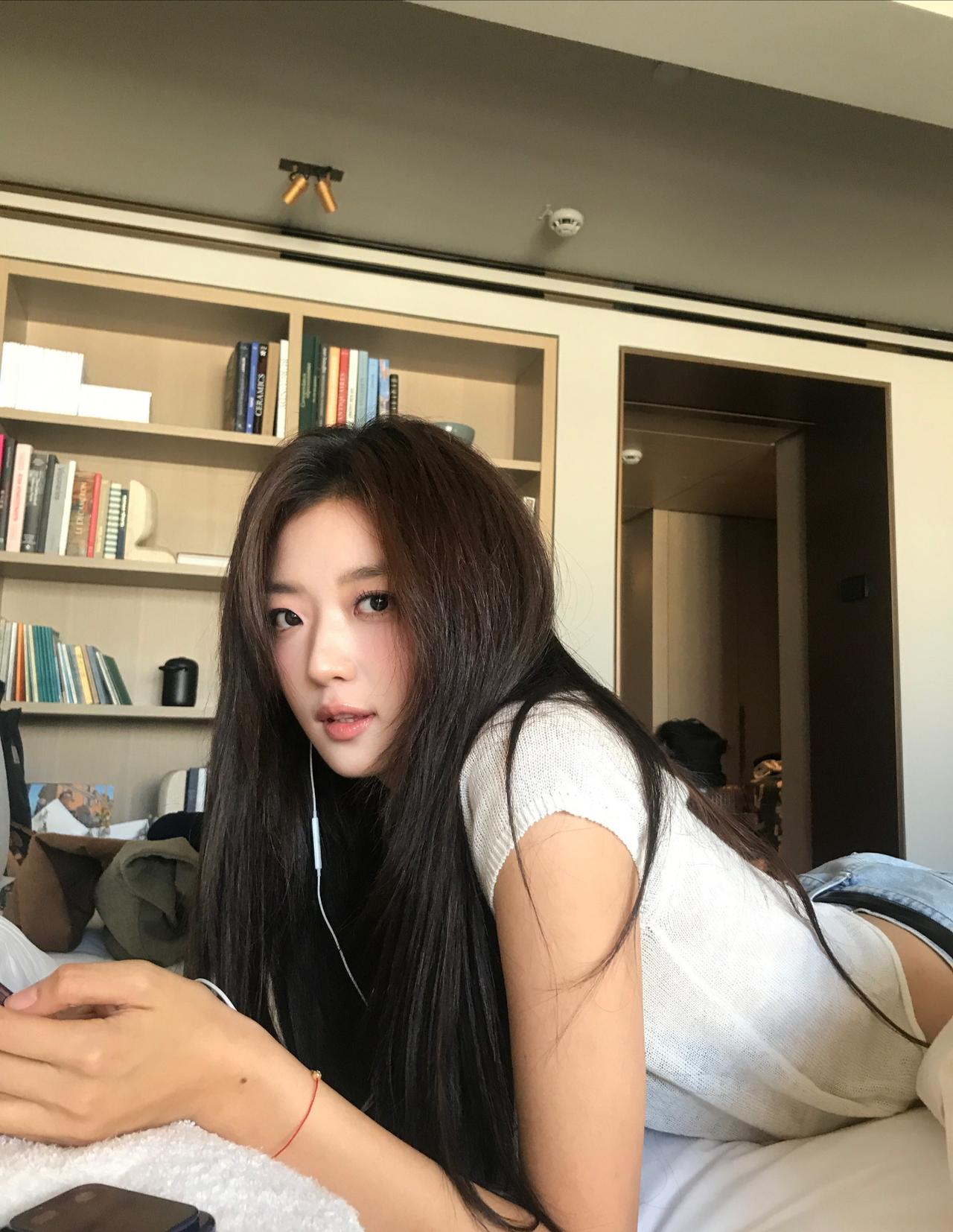 孙千晒美照
美女就是美女，果然不一样
随便穿一件白色上衣
搭配一条牛仔裤
就能把