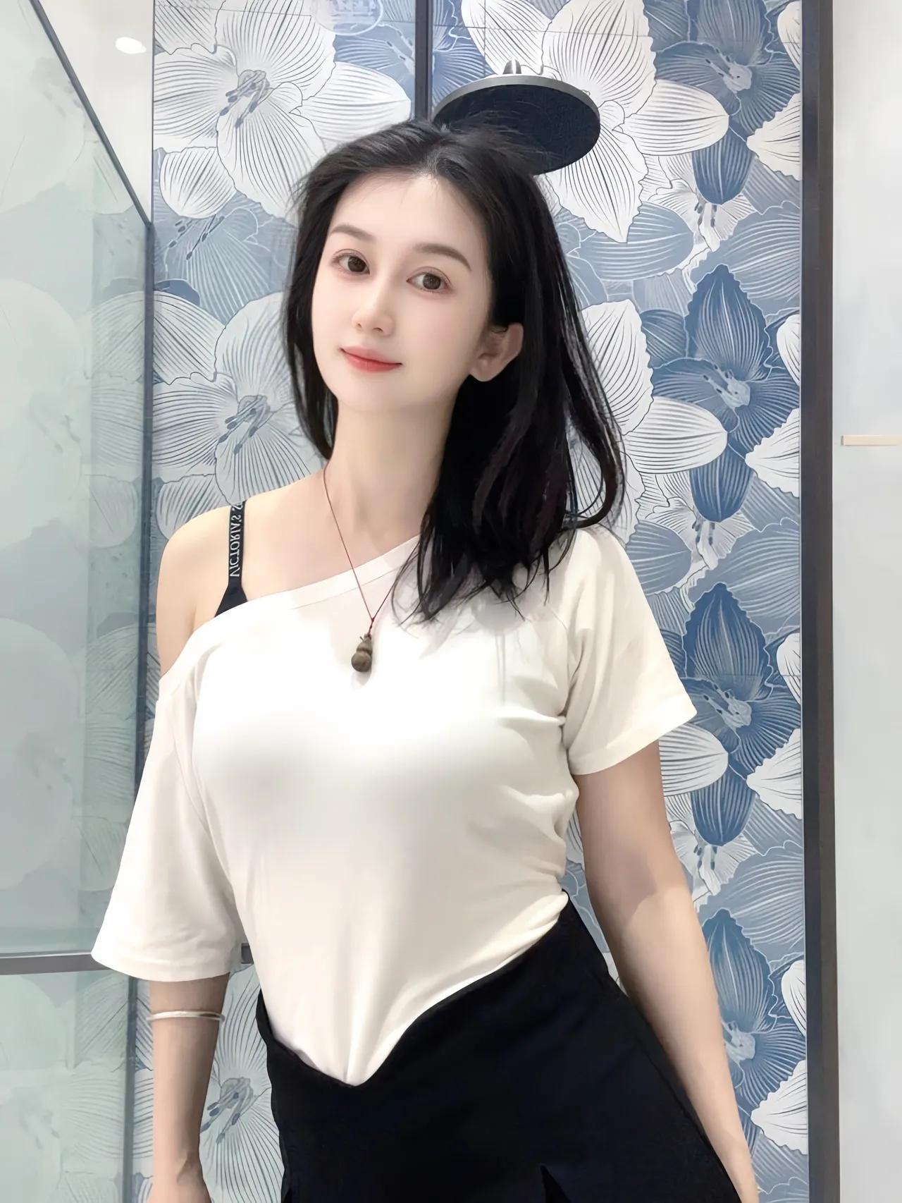 简约风穿搭，白色上衣+黑色裤子，清新自然！🌸👗👠