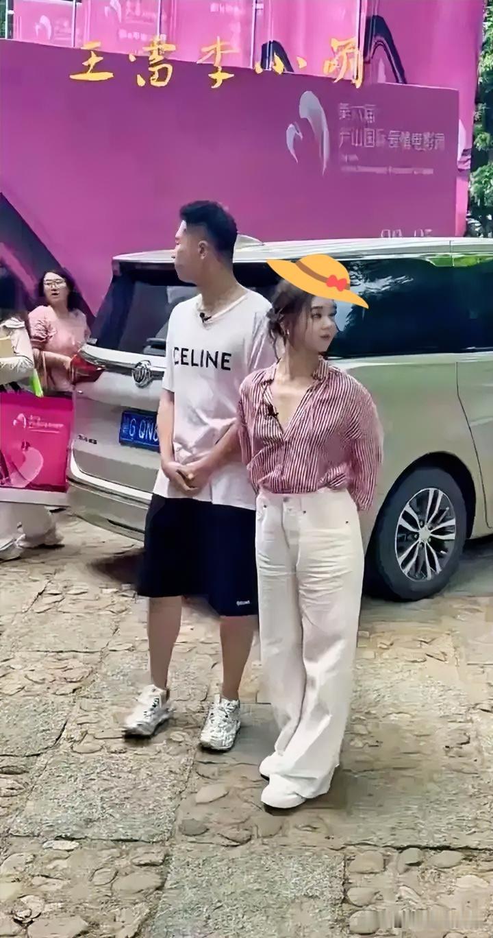 谁懂啊！看惯了女明星精修图和舞台造型，才发现她们真实样子超接地气，个子不算高，颜