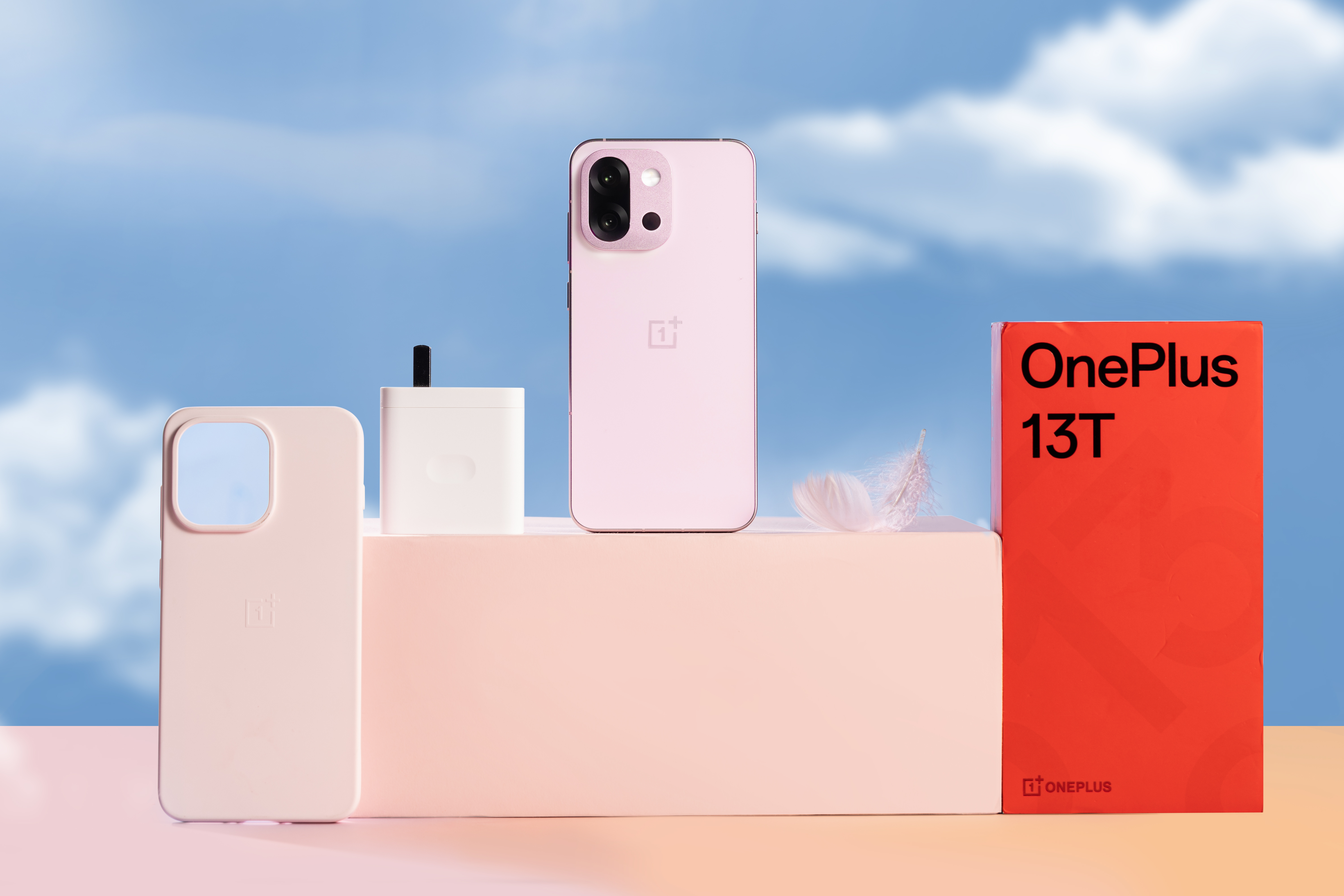 【一加13T怦然粉配色真机图赏】一加13T正面是6.32寸直屏+直角边框设计，整