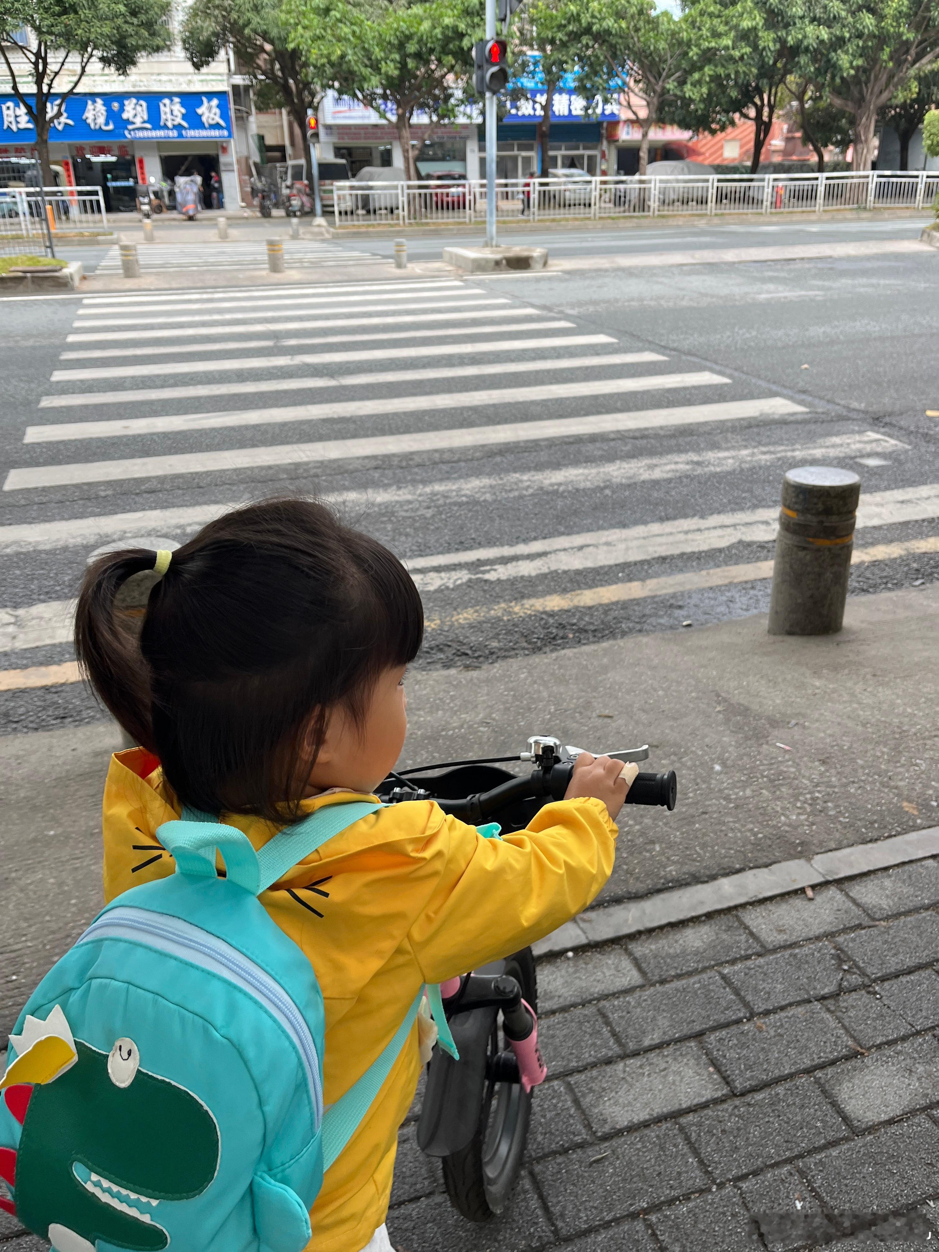 还有力气骑自行车去公园，精神不错👍图四去自行车店里，调一下辅助轮，我之前装的一