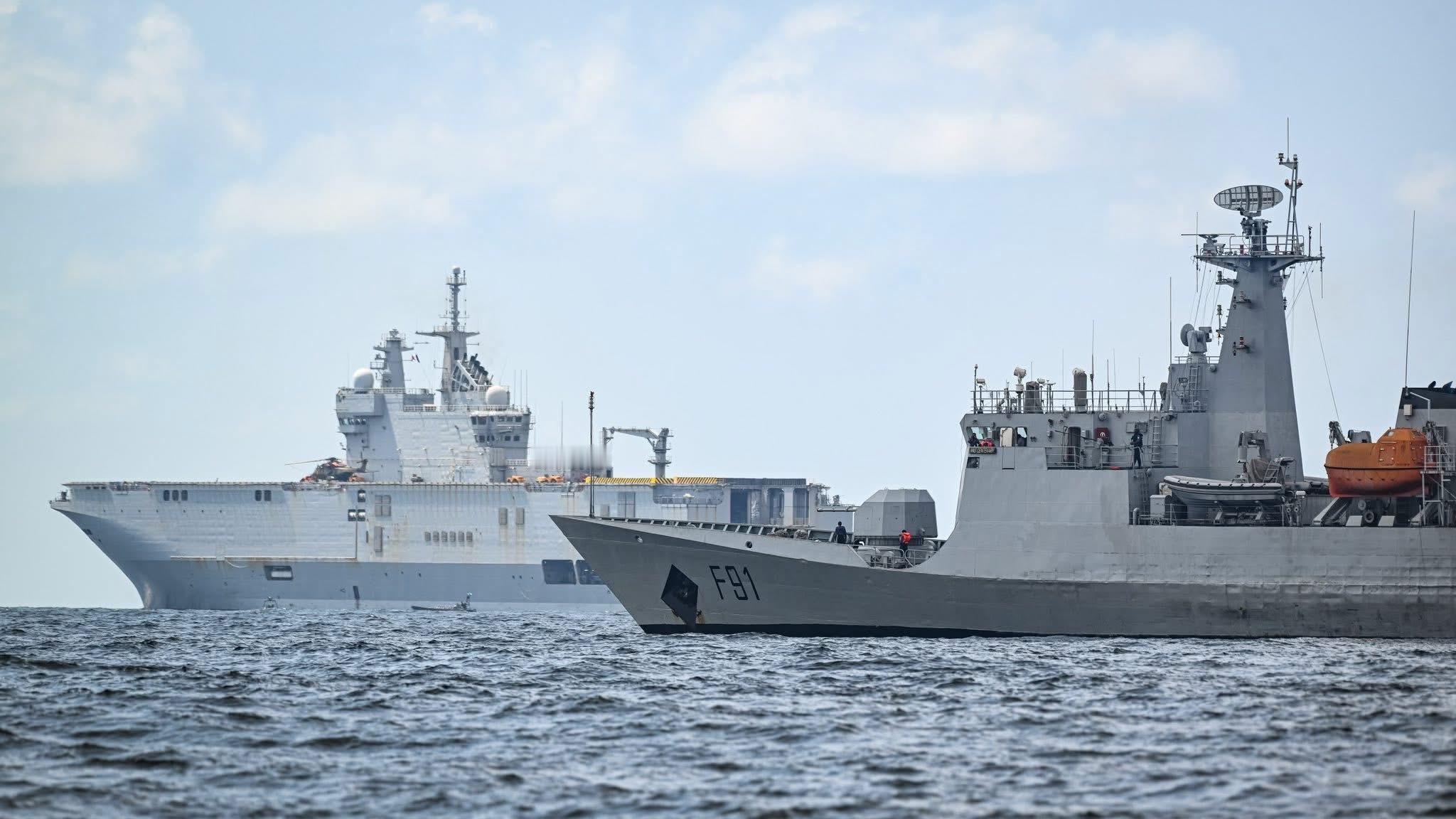 中外舰闻 在几内亚湾活动的法国“西北风”级两栖攻击舰+NH90直升机近处那艘军舰