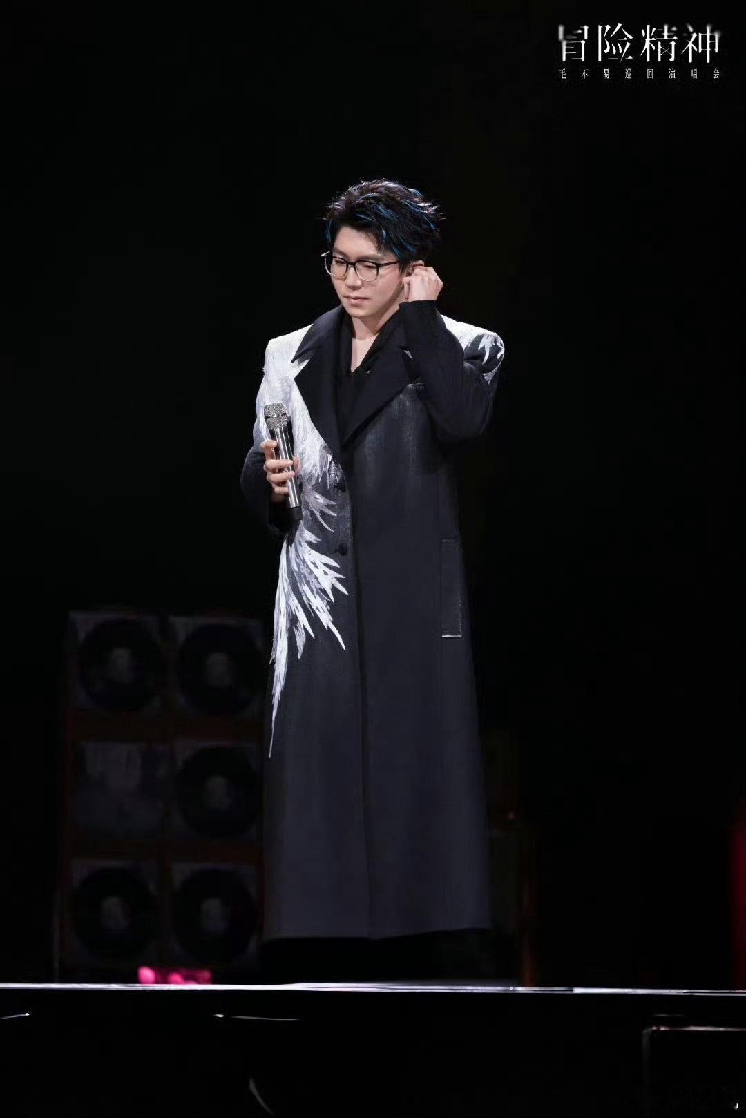 毛不易青岛开瓶再来一首 青岛演唱会上的毛不易，真是太会玩了！八瓶啤酒藏歌名，开瓶