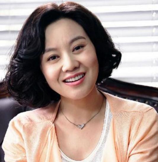 闫妮去买房，售楼小姐随便一指：这套 400 平，才 1200 万，买吗，闫妮一句