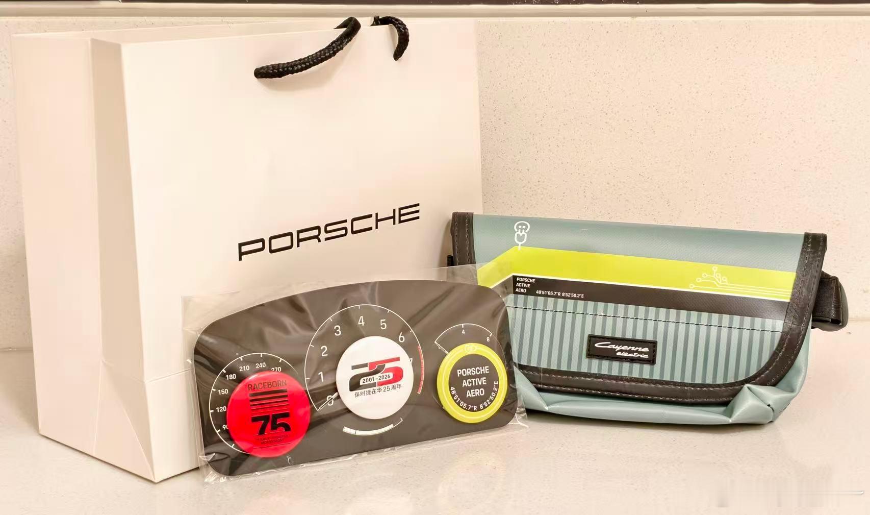 【抽奖宠粉】今天抽一个保时捷包包和三个吧唧～👜评论就有机会中奖哟！评论参与🌙