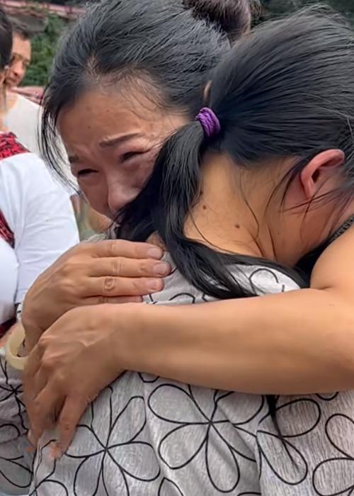 一男子与妻子离婚后，带着大女儿和一个女人结了婚。继母趁男子不在家的时候打骂男子1