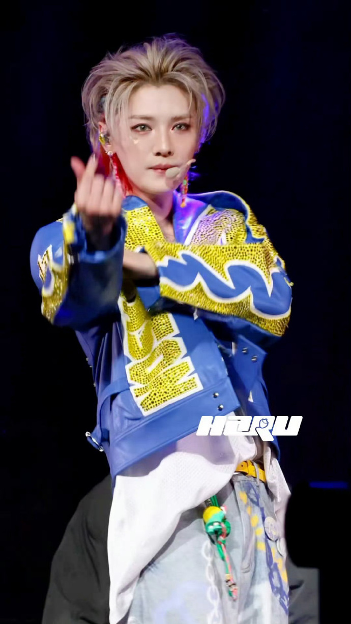 鹿晗的气质很特别，虽然他的五官和身材都很女相，但是带有一种攻气，好像是那种喜欢玩