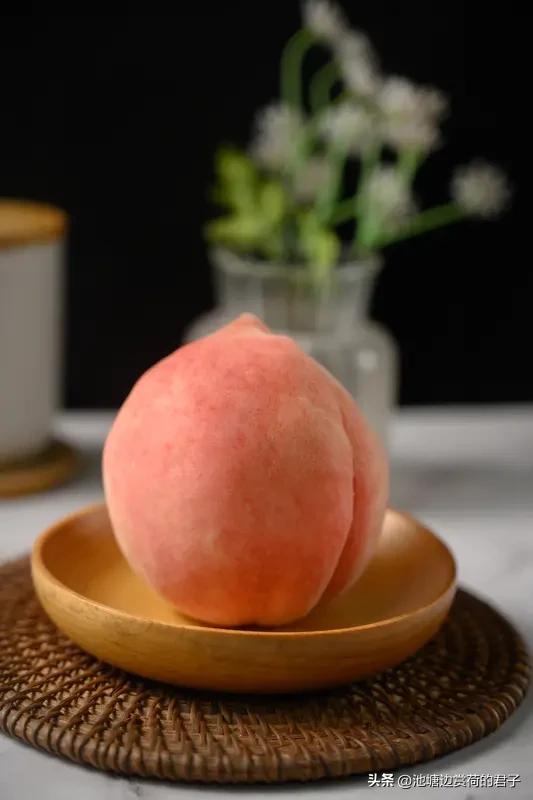 看到“寒窗幸有桃香在”这个上联，瞬间感觉画面感十足，清冷的寒窗旁有桃花飘香，意境