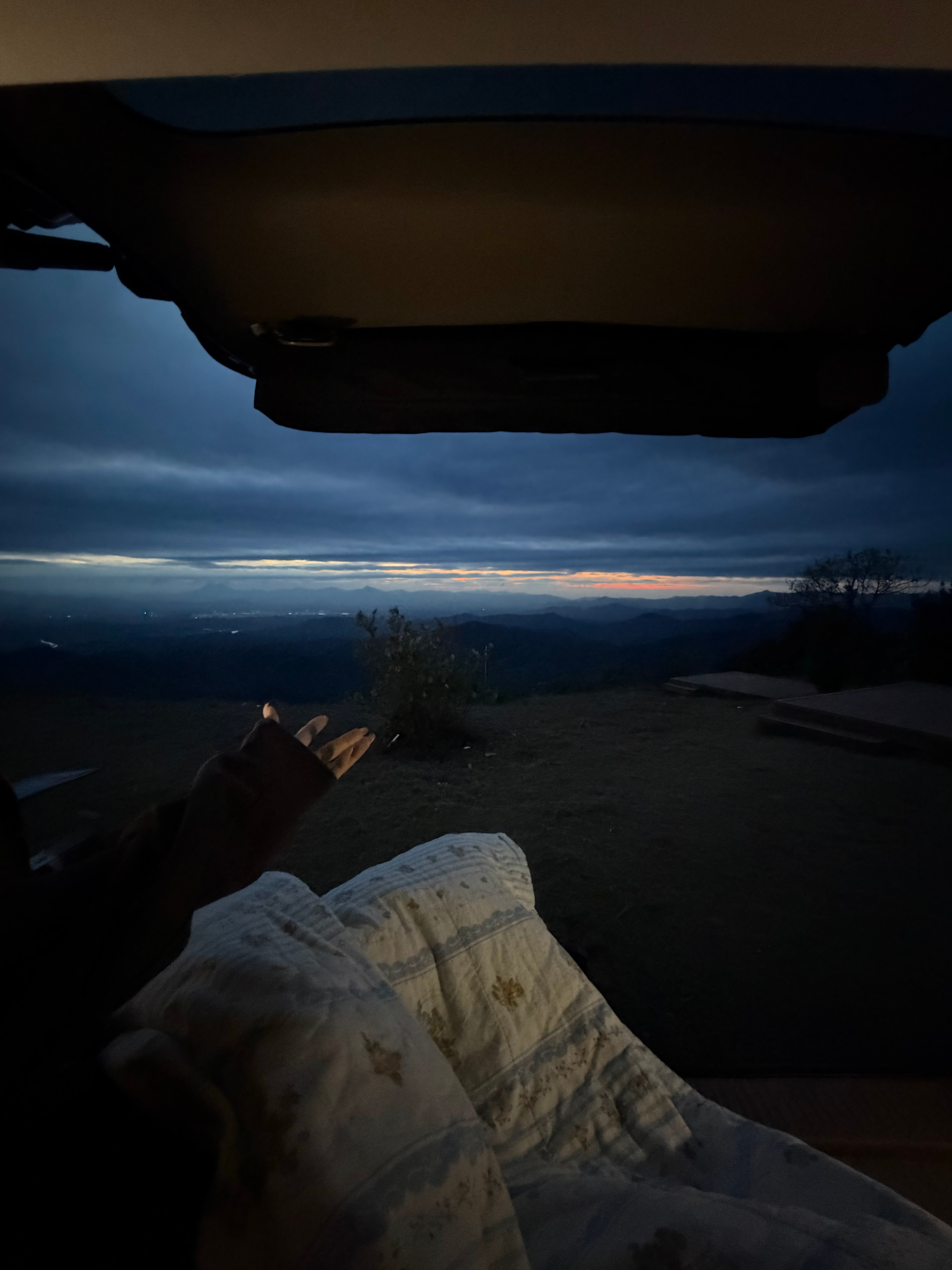 打卡在车后备厢里看日出体验！外面实在是太太太大风太冷了，在后备厢掀着看刚好  凌