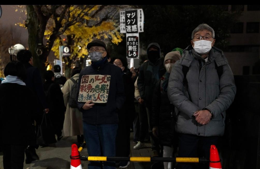 根据媒体报道，24日，日本上千民众在东京集会游行，抗议日本自卫队官员闯入中国大使