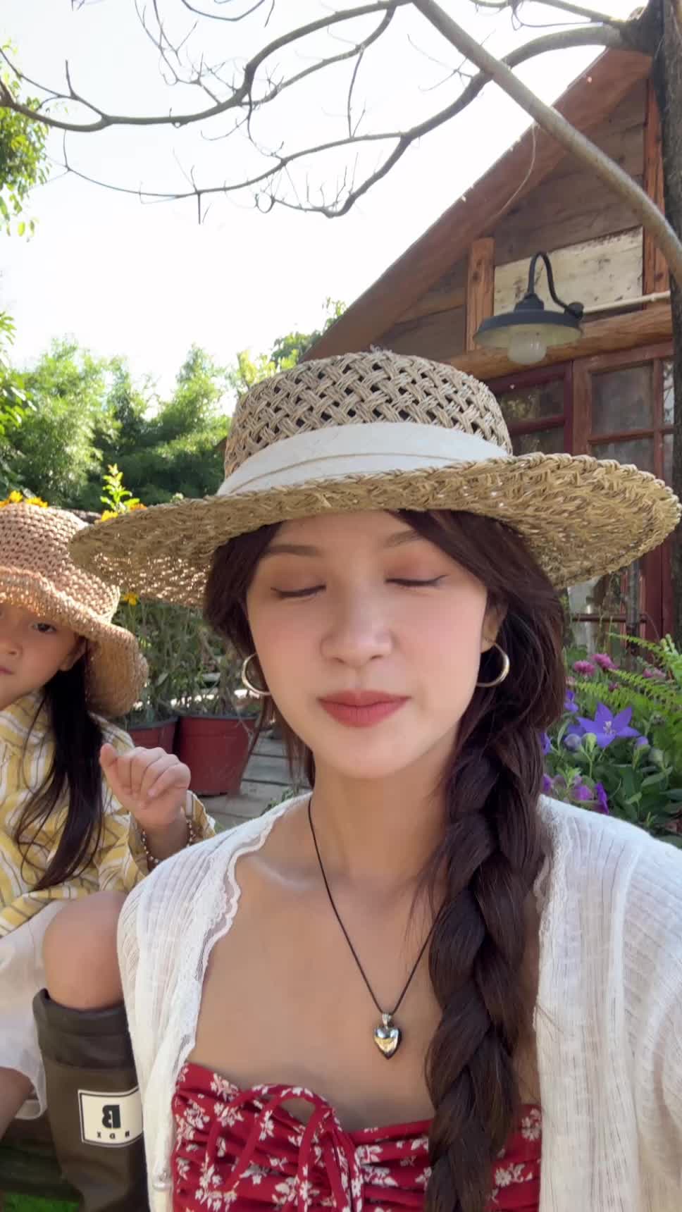 后来，我成了大人，有个小孩叫我妈妈 怎么会不幸福呢 在吃糖都不甜的年纪...