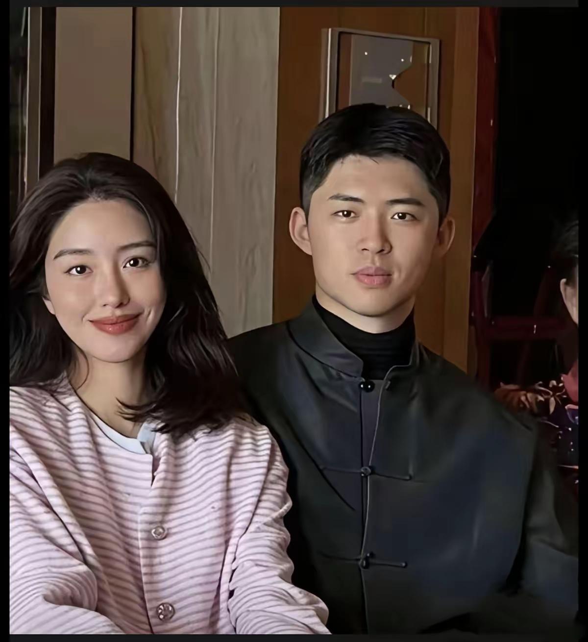 她以前那么美，现在看着一脸苦涩，为什么笑容都是苦的感觉呢？