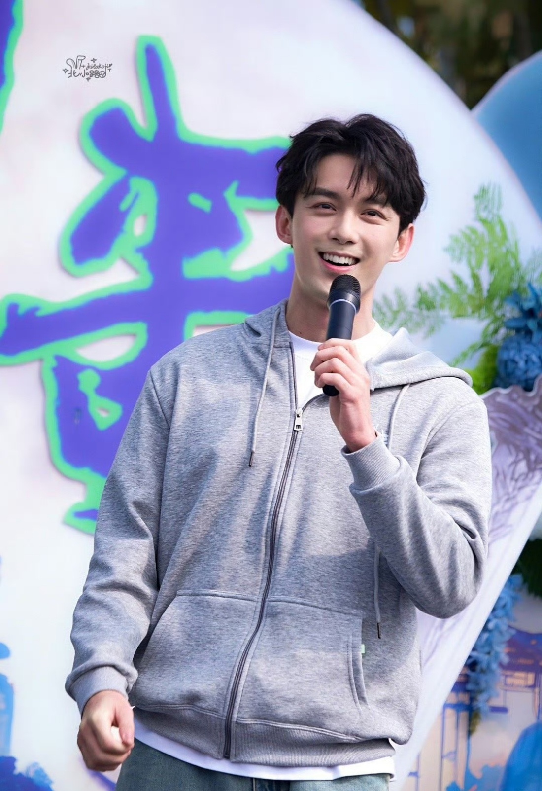 吴磊害羞到藏在花后面 哈哈哈，爱要大声说出来，给磊子整害羞了[笑cry] ​​​