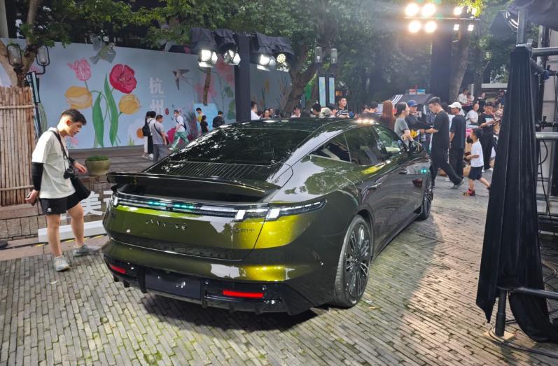 领克10EM-P全系顶配预售19.2万起领克10EM-P全系四驱索尔太顶了领克必