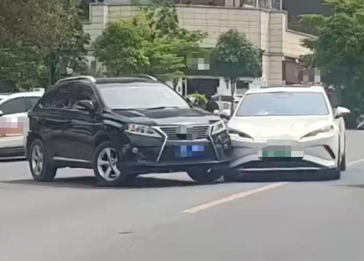 5月29日，玉林某镜小区路口suv和新能源小车发生碰撞。各位网友们看看那辆车的责