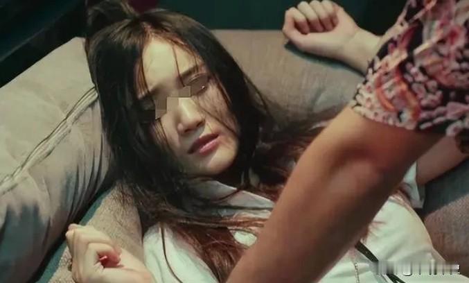 畜生啊！四川，女子在家干农活时，公公见四周无人便将儿媳抱上床，儿媳反抗后，公公见