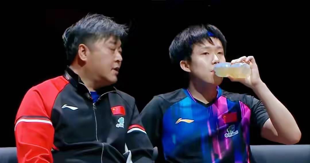 新加坡大满贯王楚钦3:0卢伟，强势晋级32强—王楚钦挑战鹰眼成功！
2月22日，