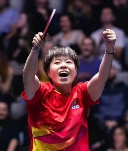 那天晚上我正窝在沙发里边啃薯片边刷手机，突然一条推送弹出来王艺迪在全运会女单首轮