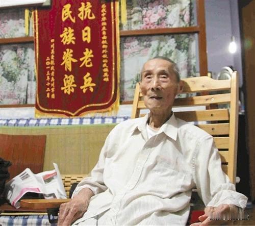 1942年，川军工兵营长黄士伟正在路上埋设地雷以阻滞日军，他一边埋一边想，“要不
