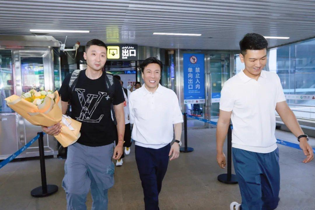 刘炜指导今天抵达乌鲁木齐，新疆男篮官宣刘炜出任新疆男篮主帅，并透露了邱彪指导主动