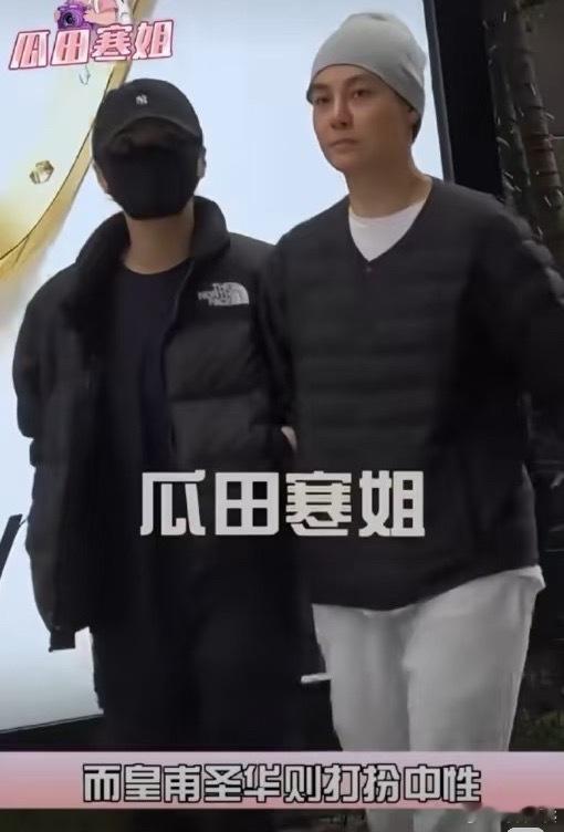 阿娇和皇甫圣华挽手逛街阿娇和皇甫圣华又被拍到挽手逛街了！互动真的好自然，一个抱狗