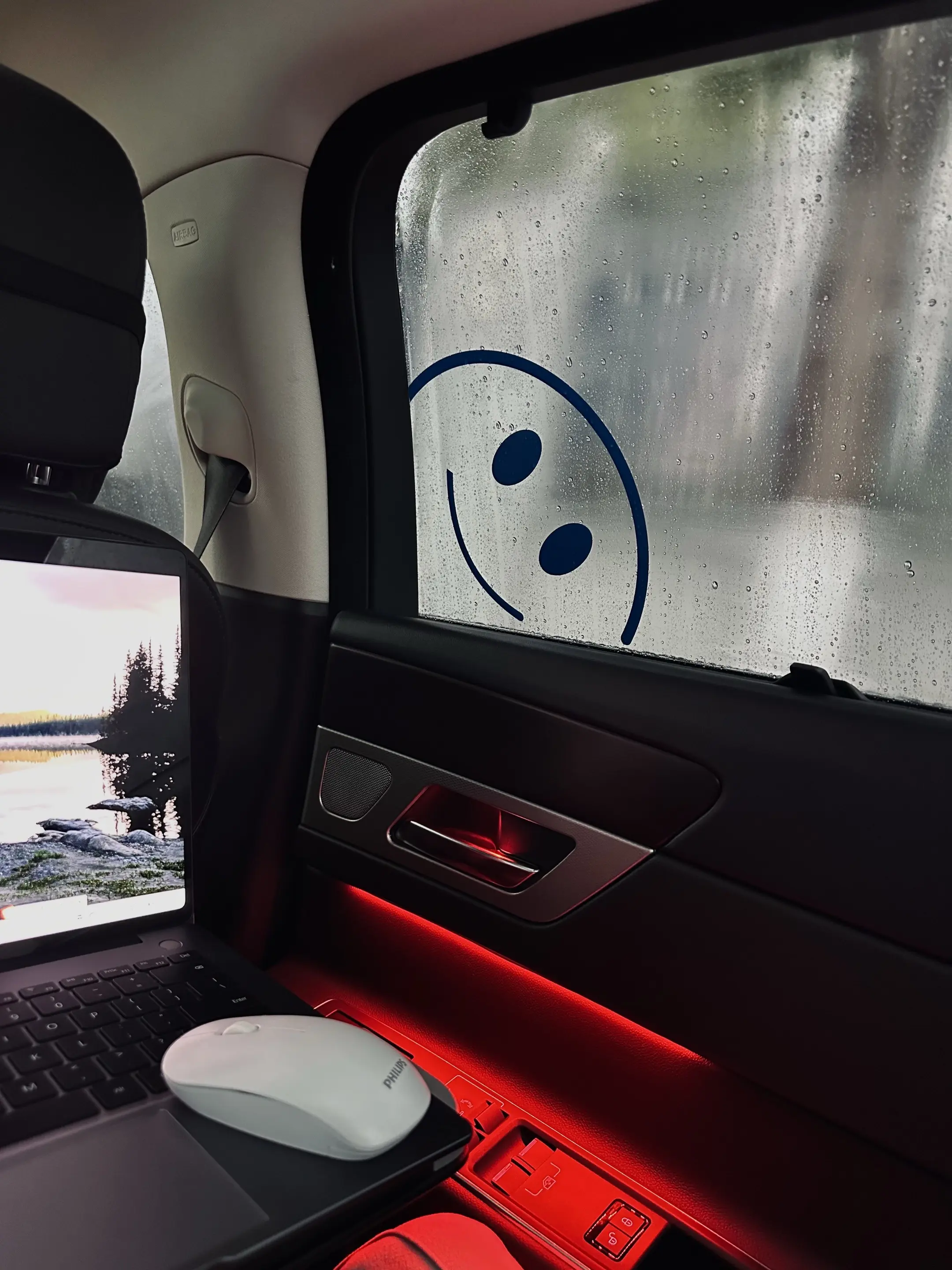 外面雨声淅沥，车内独享温柔。 此刻最好的松弛， 就是坐在车里静静听雨。