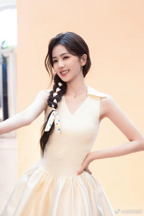 杨单给白鹿化的丝绒奶茶妆杨单老师每次给白鹿化的妆都好好看！这次是丝绒奶茶妆~白鹿