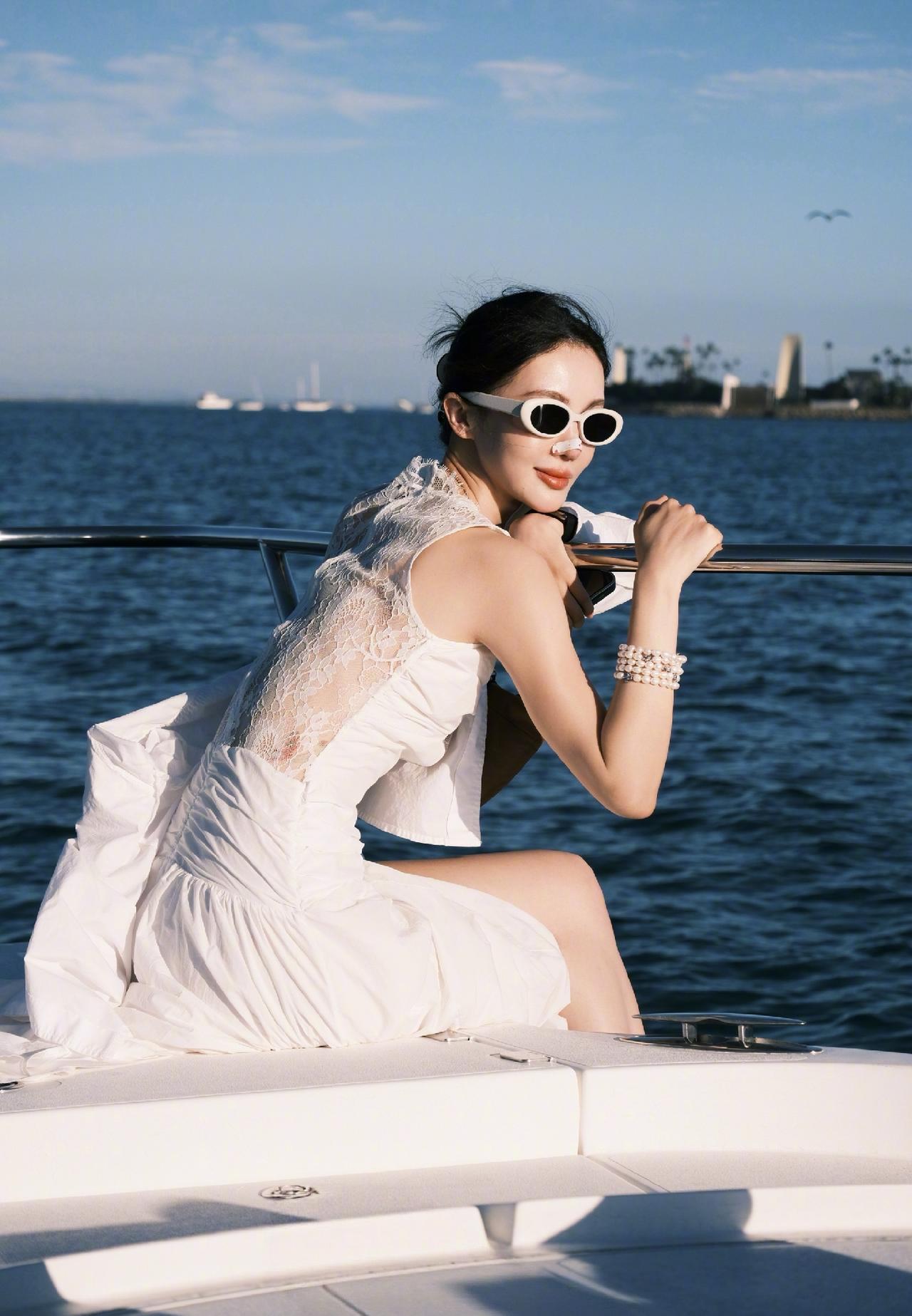 金晨对自己的鼻子有太深的执念了，连在海边拍个美美的照片都要贴着鼻贴，似乎总是在刻