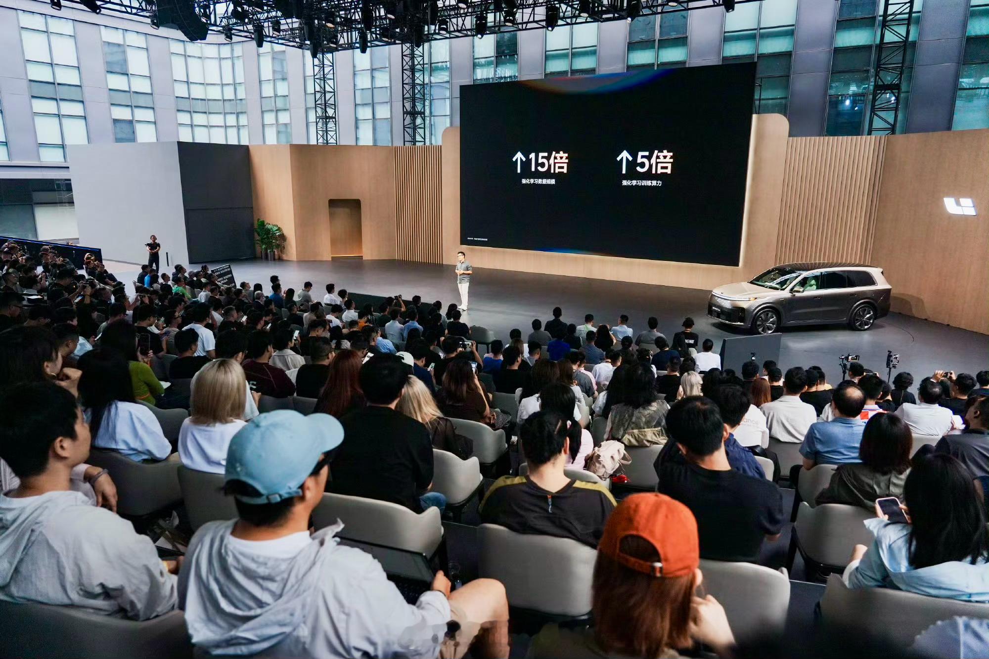 理想汽车放大招了！全新一代空间交互体验亮相，具身智能前沿技术系统全线登场。自研马