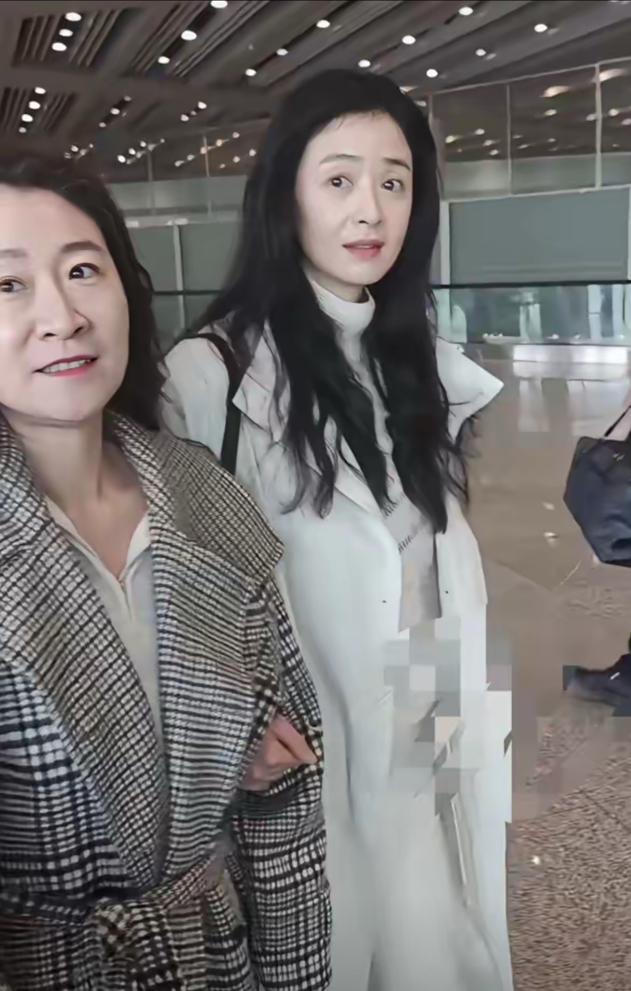 别信什么“瘦了就好”。看看蒋欣，瘦了20多斤，代价是脸垮了。 她为了穿件礼服，能