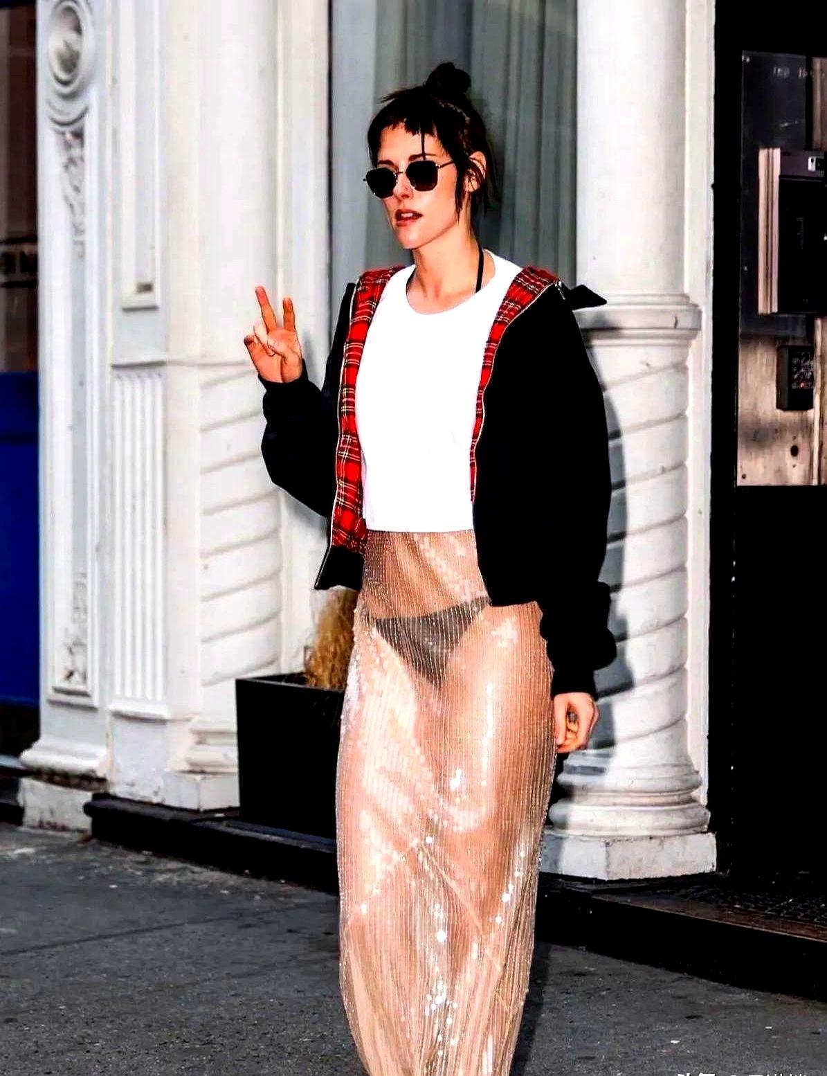 脏球鞋踩红毯，戛纳鼓掌6分半
 
她把香奈儿高定留在酒店，穿一双灰扑扑的Vans