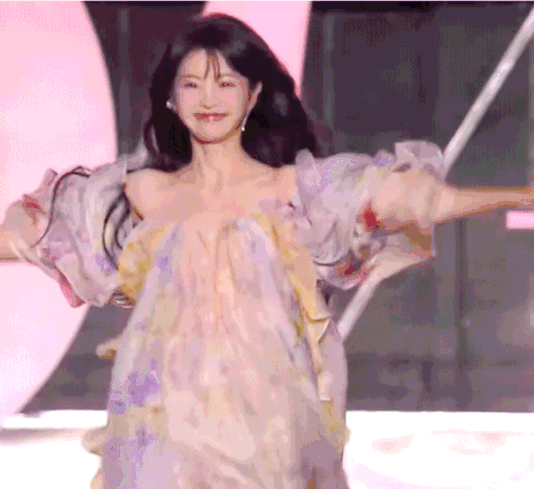 田曦薇的性格是你越不让她走甜妹路线越要走，很倔的，职黑别适得其反了 