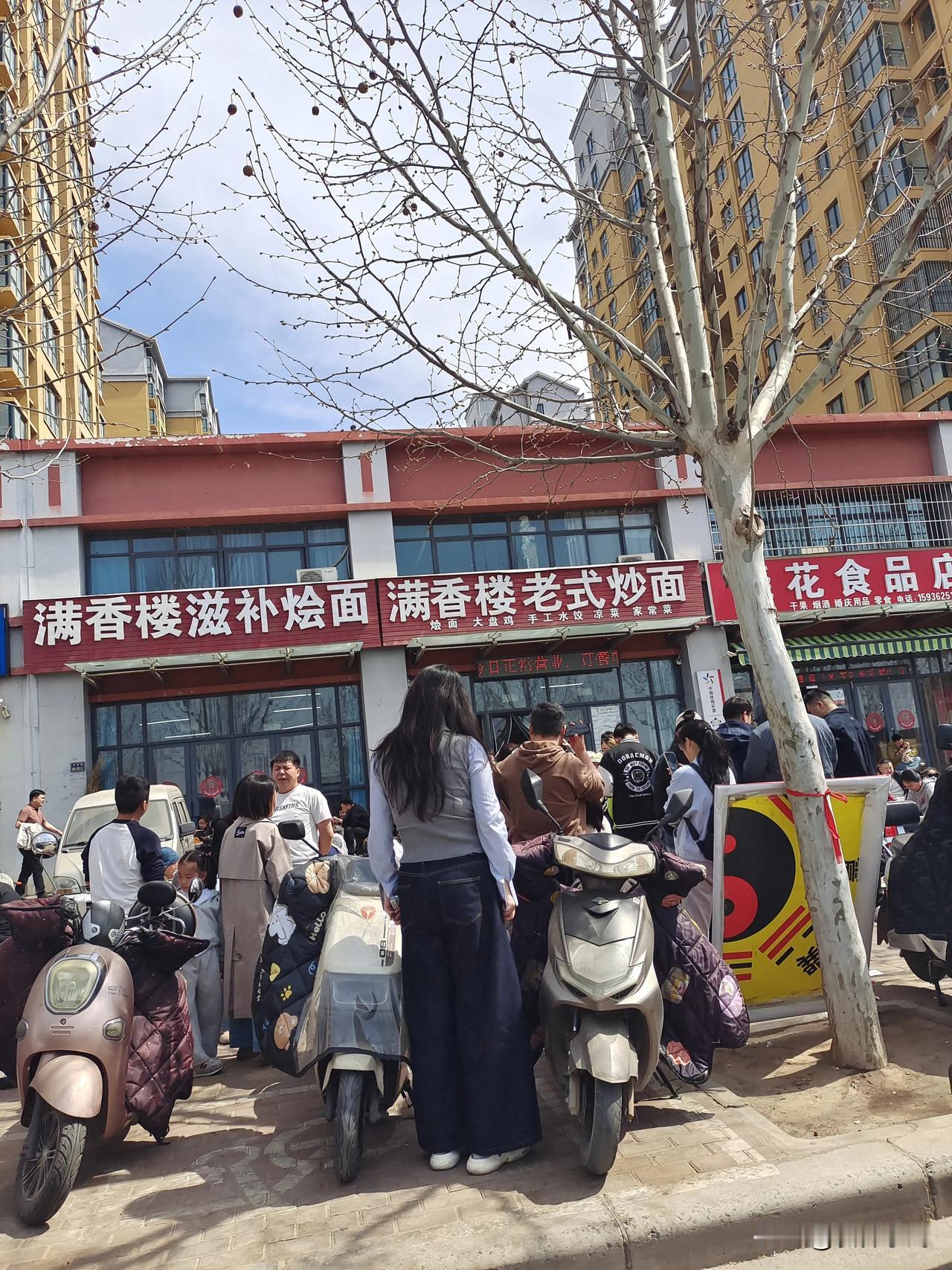 刚刚回家路过这家店，门前停满了车，道路拥挤，人非常多，排了很长的队伍。

我老公