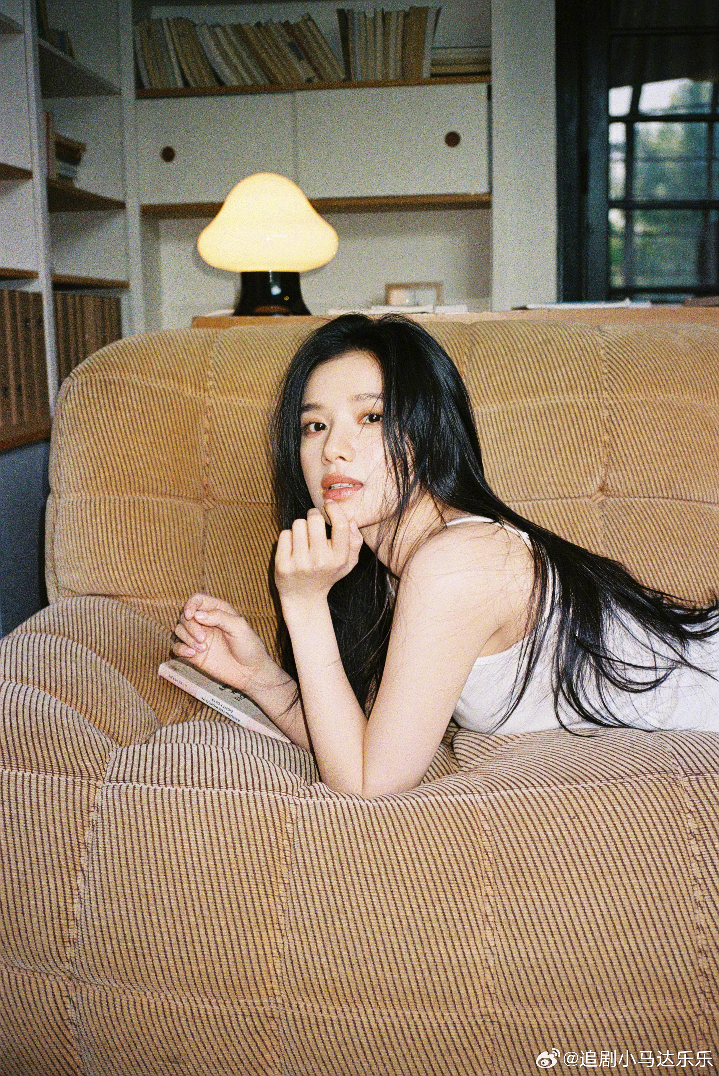 张婧仪的27岁平等地美晕所有人我现在看啥都是苗靖了，张婧仪这组好像平行时空里的苗