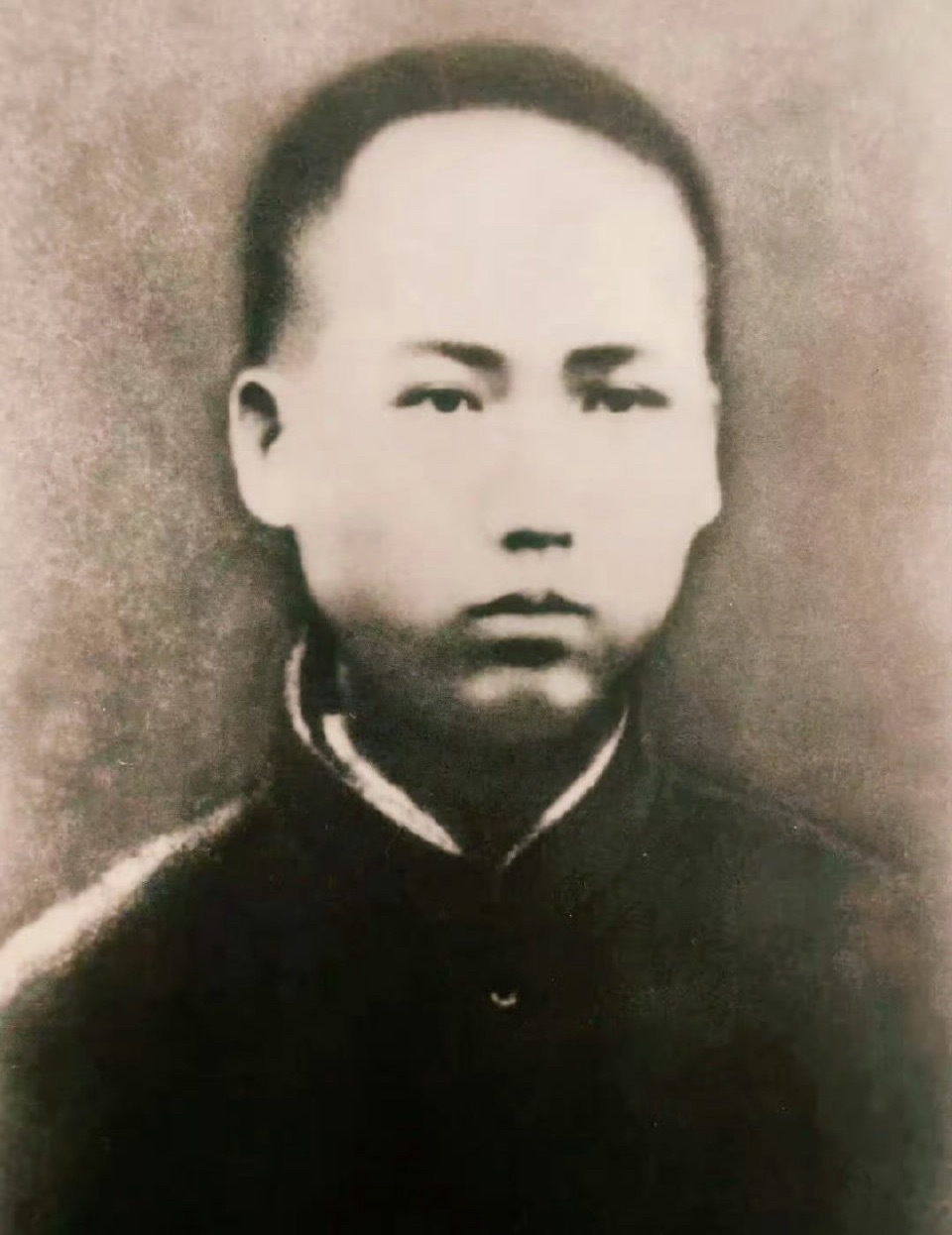 19岁的毛主席 vs 19岁的毛东东。不愧一条血脉下来的，精气神太像了！[赞] 