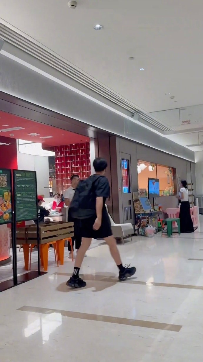 王安宇被偶遇 吃海底捞偶遇王安宇王安宇被偶遇，咱就说这个王安宇又水灵灵地被偶遇了