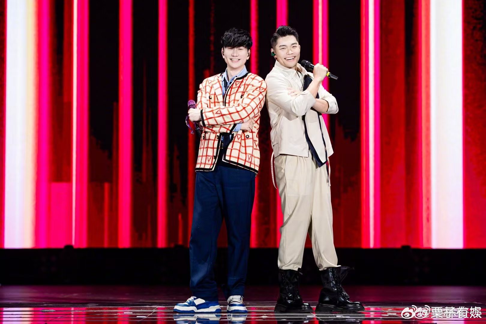 林俊杰李玖哲合影林俊杰李玖哲演唱会合照林俊杰李玖哲合影，不错，[太开心][太开心