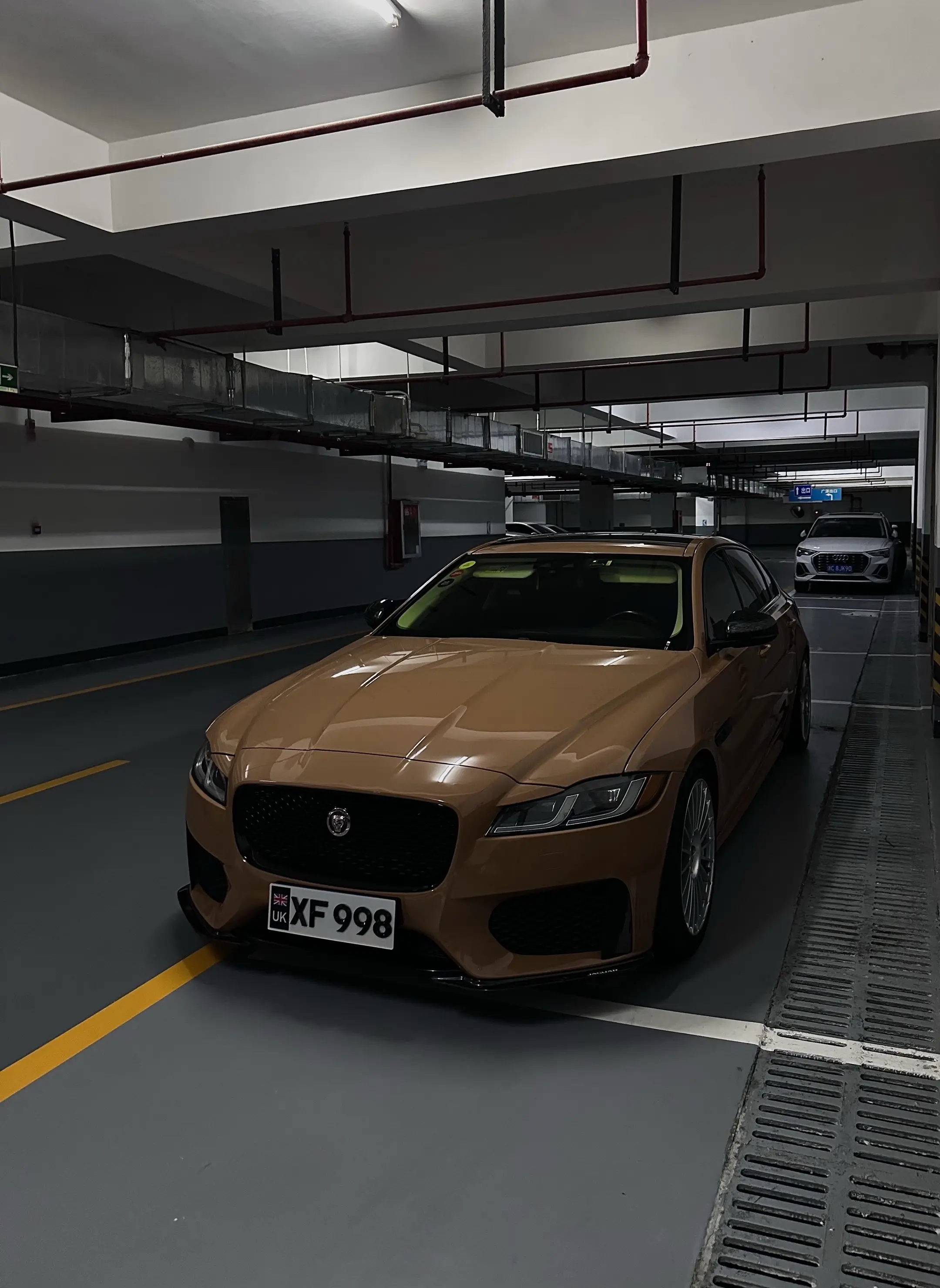 7年前的老式燃油车。