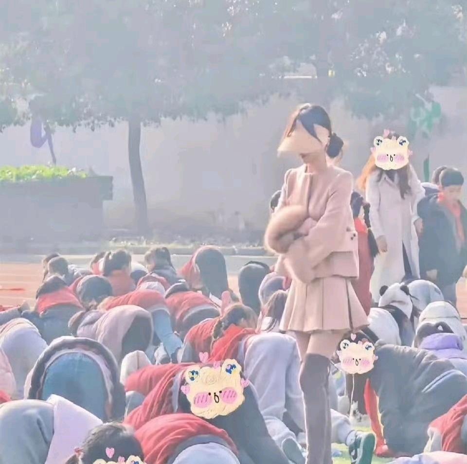 这老师看起来气质好好 