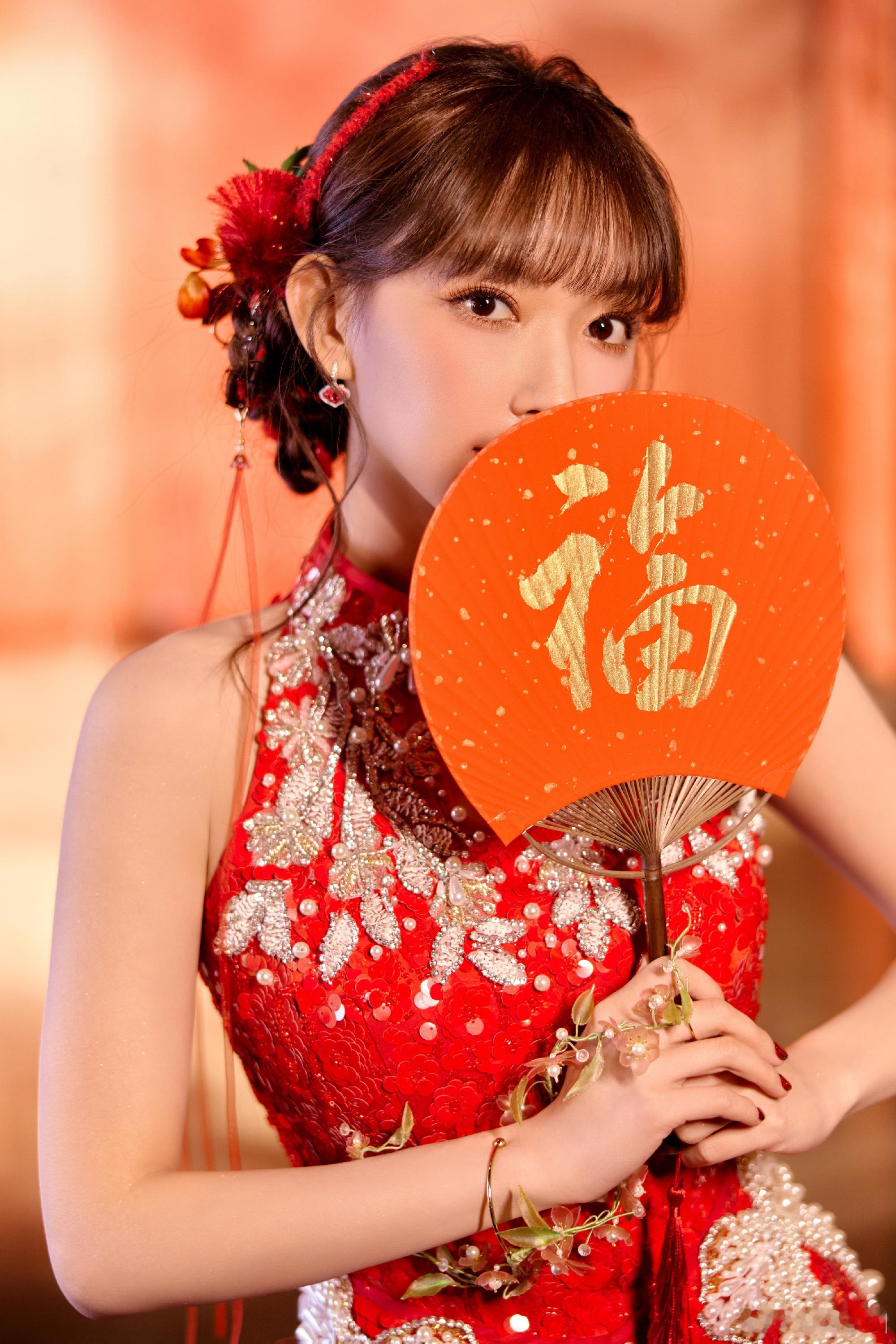 程潇美得像个年画娃娃  家人们，程潇这是把整个春节联欢晚会穿在身上了吧！亮片红裙