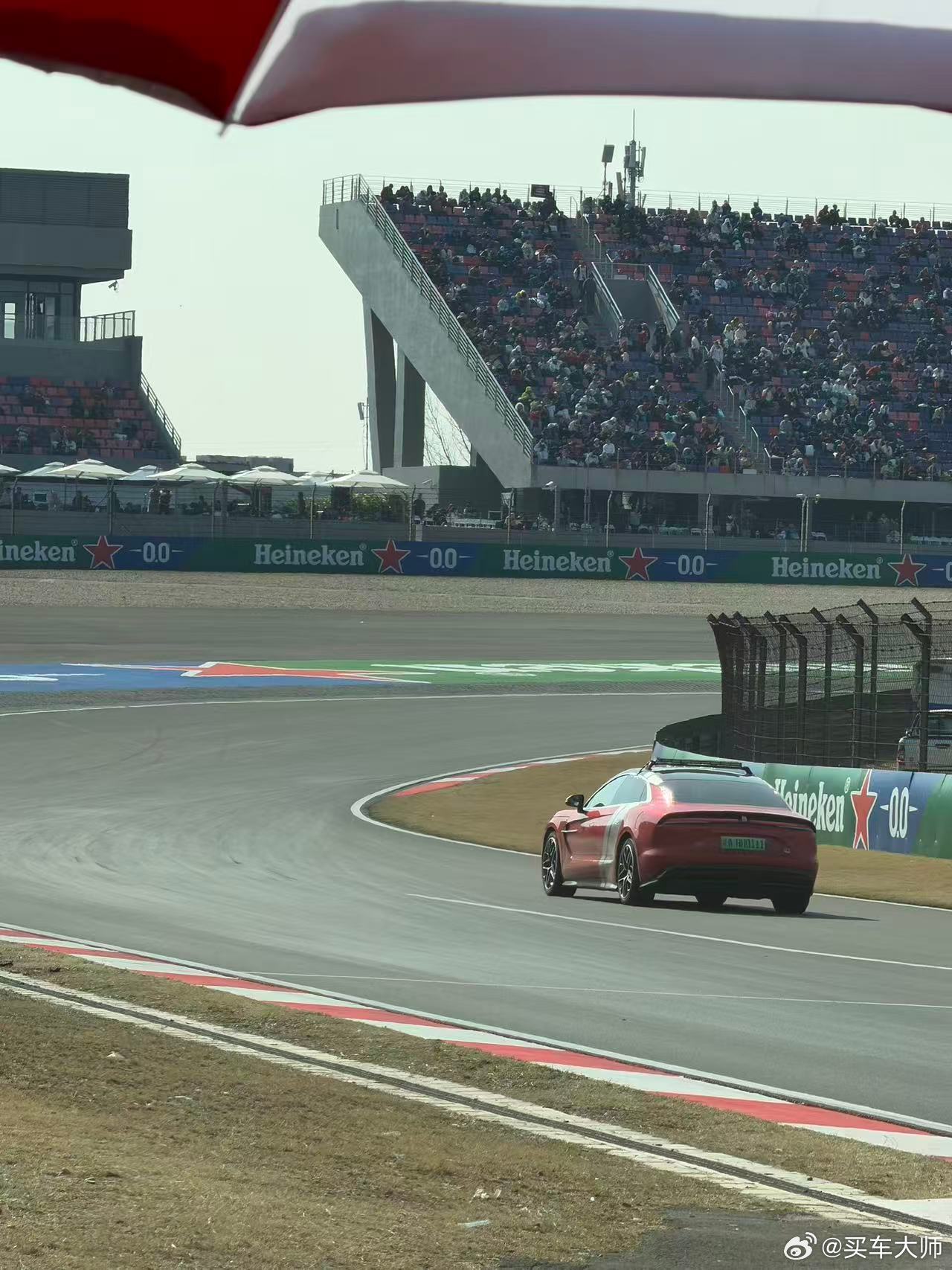 网友拍到了仰望U7出现在上赛赛道上，这个涂装真的挺吸睛的 