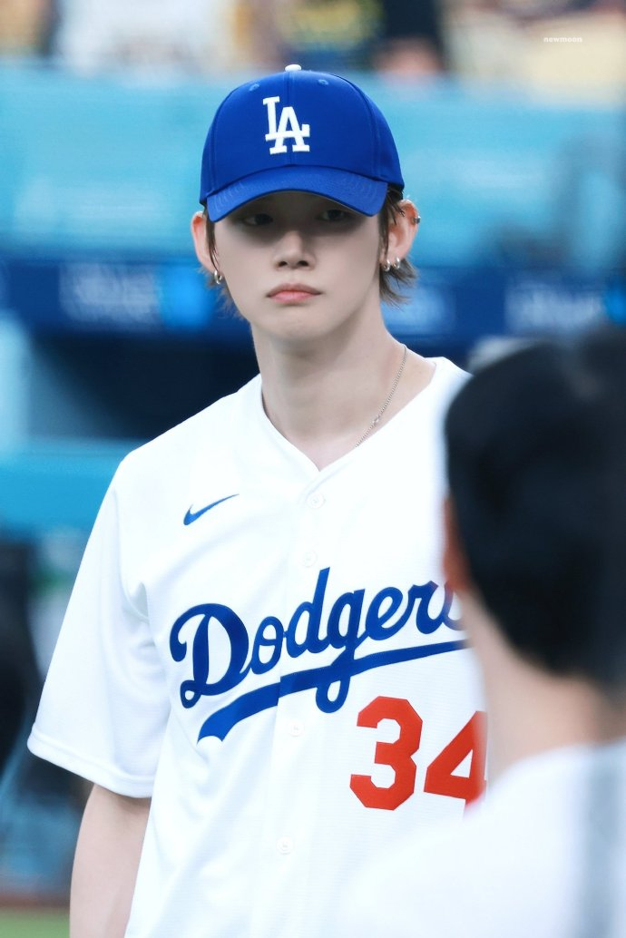 TXT崔然竣为LA Dodgers开球 