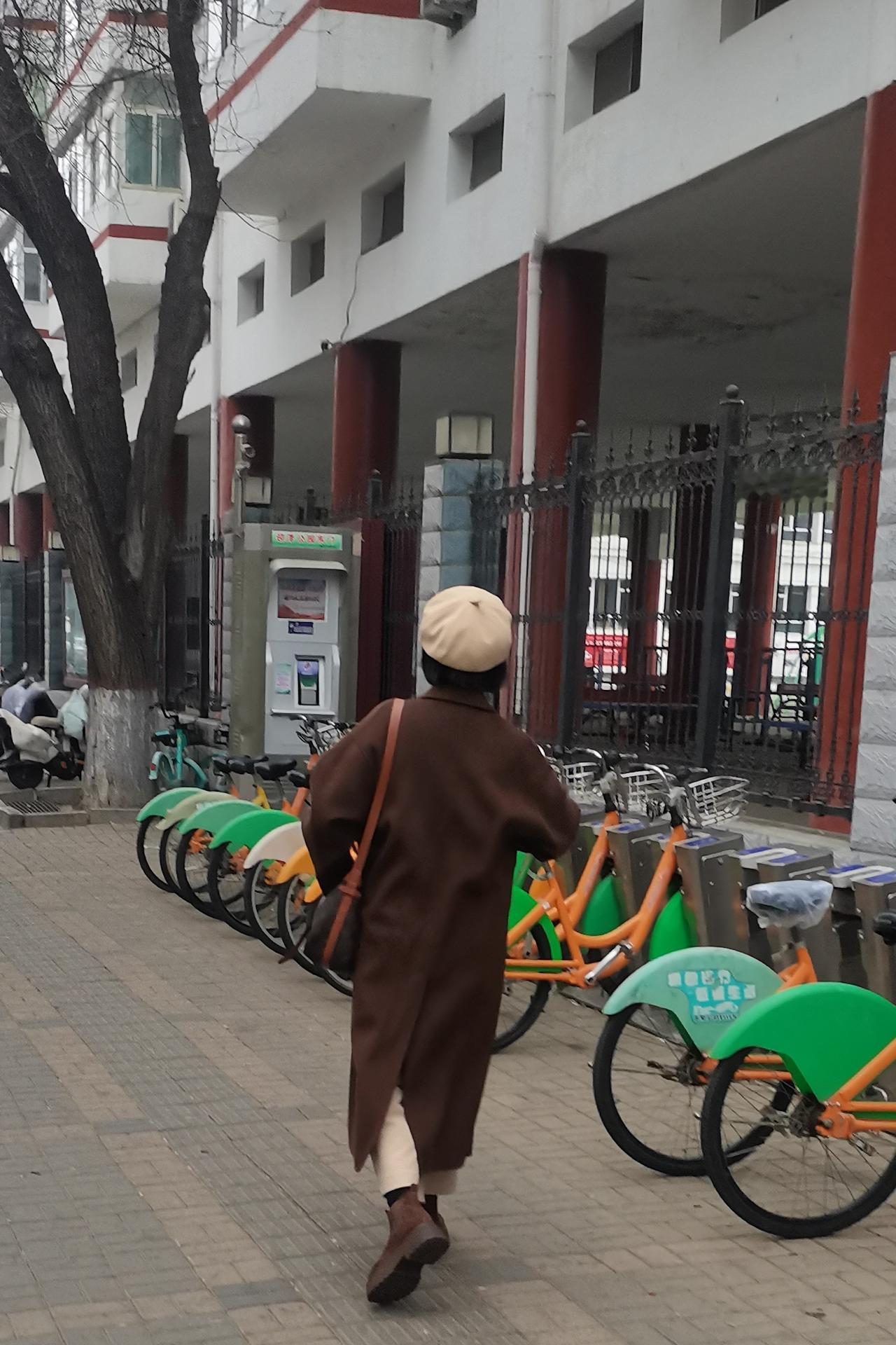 当身体健康时，我颇为自豪，觉得自己比同龄人更有魅力，健康就是我的骄傲。我身着时尚