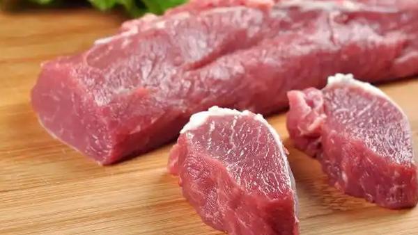 这起揭阳“硼砂肉丸”案是典型的食品安全犯罪，商家吴某某通过非法添加非食用物质来追