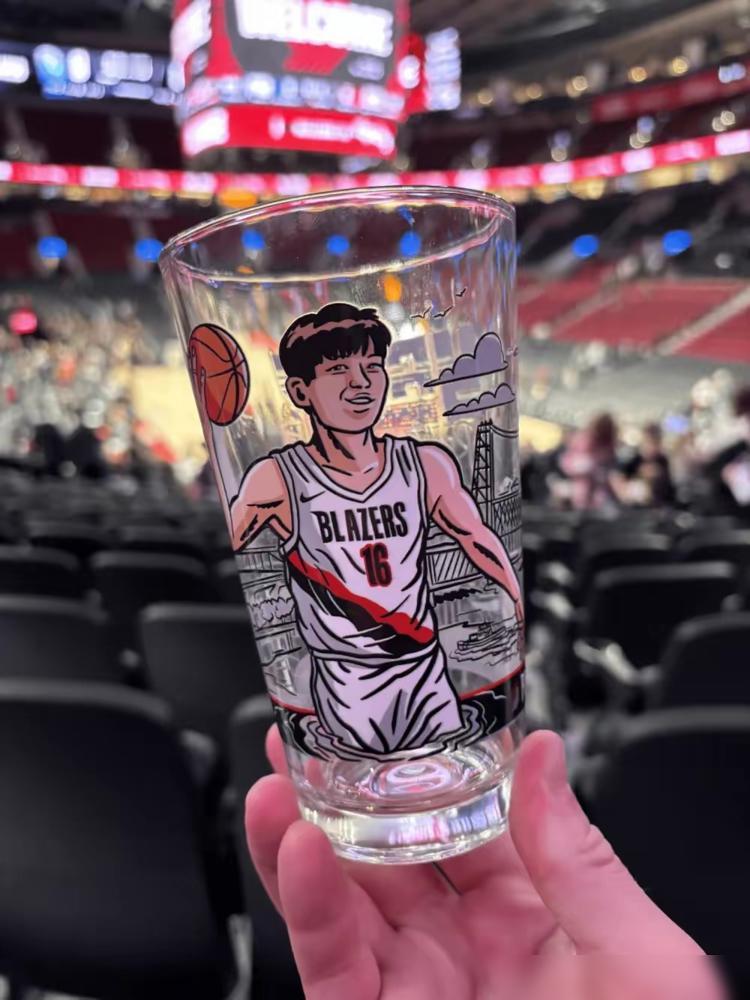 2米16的杨瀚森，人没到场，5000个杯子先到了。
波特兰主场，球迷排队领印着