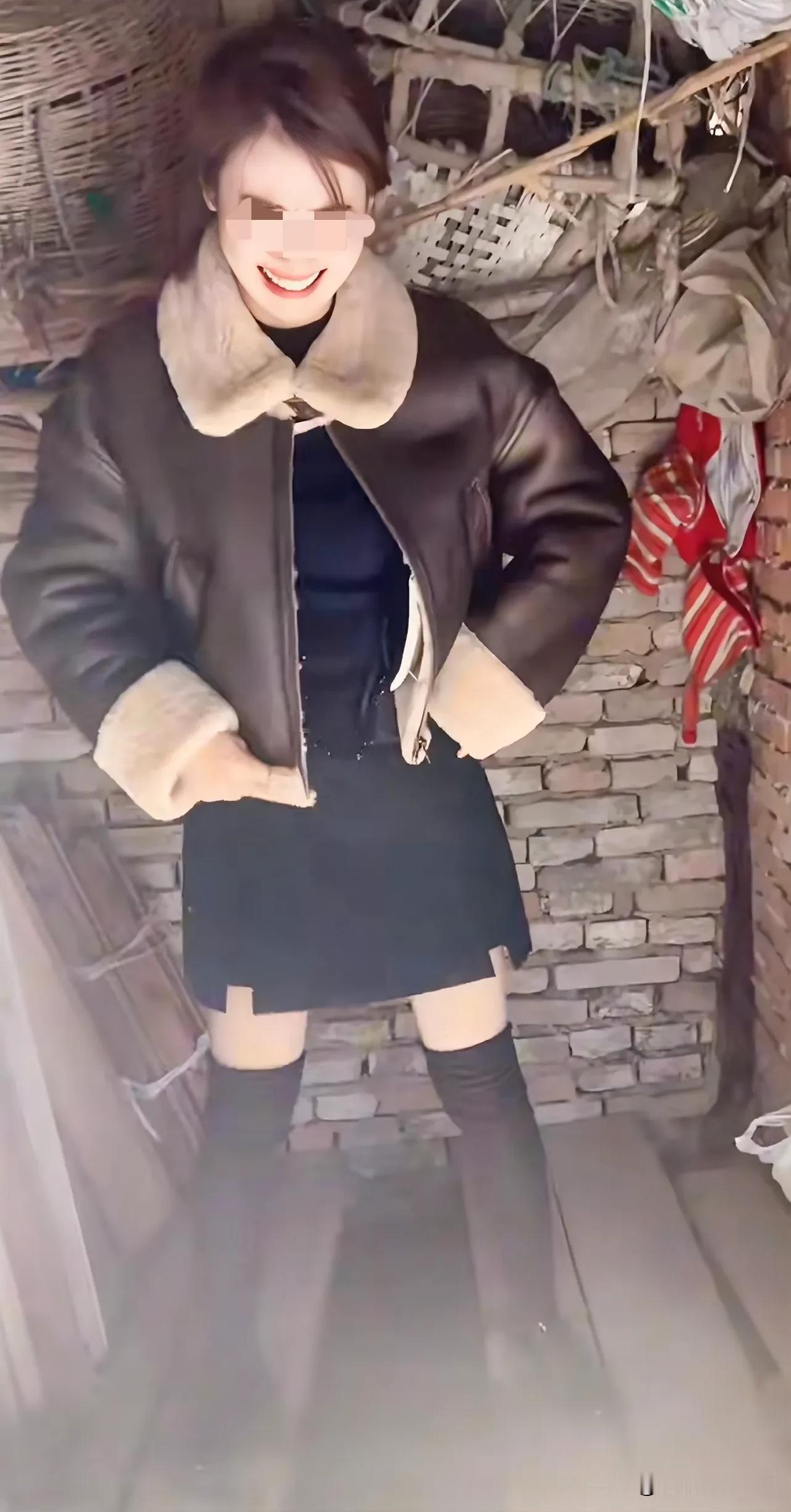 半夜三更，黑咕隆咚，河南一美女上厕所解手，一不小心掉落2米茅坑不幸身亡。大千世界