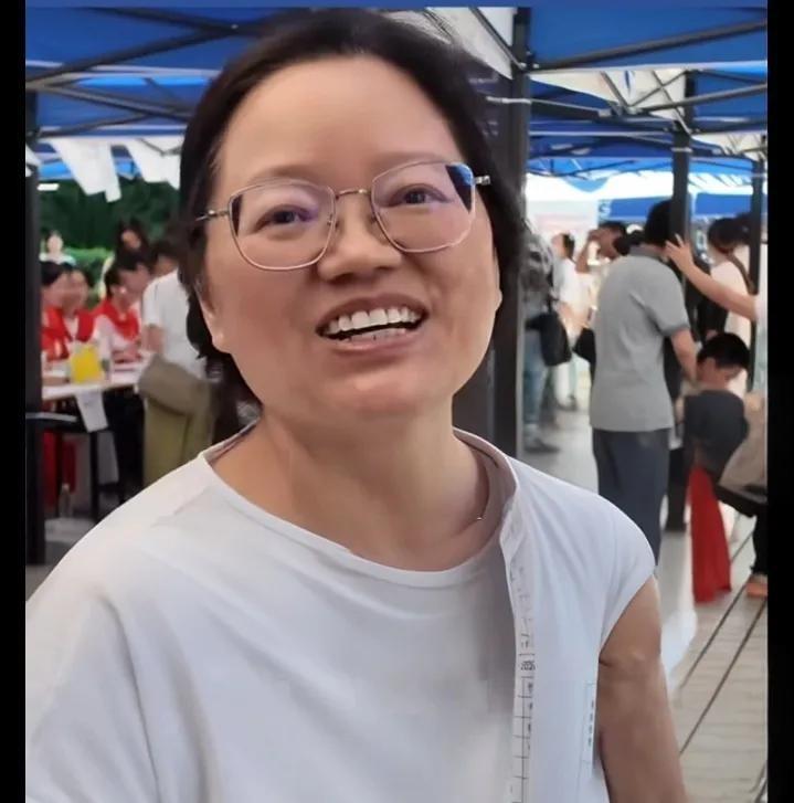 湖北中医药高等专科学校迎来开学，56岁新生朱春芳格外引人注目。

可真正让人佩服